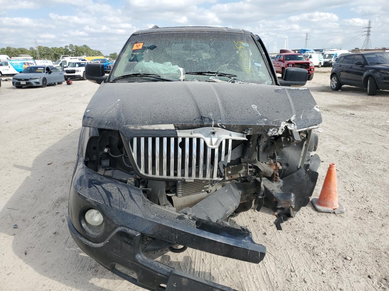 LINCOLN NAVIGATOR 2004 — 6