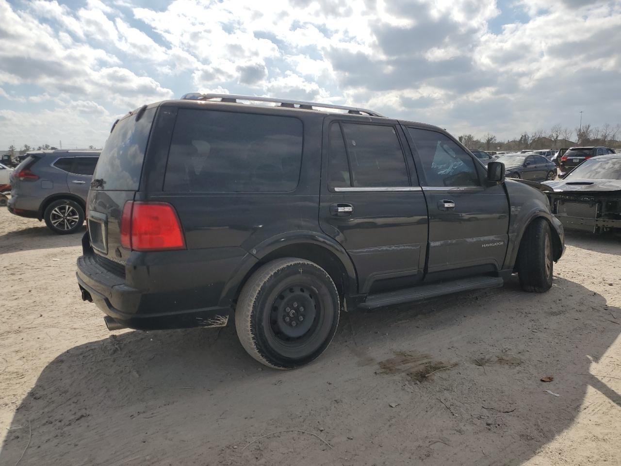 LINCOLN NAVIGATOR 2004 — 4