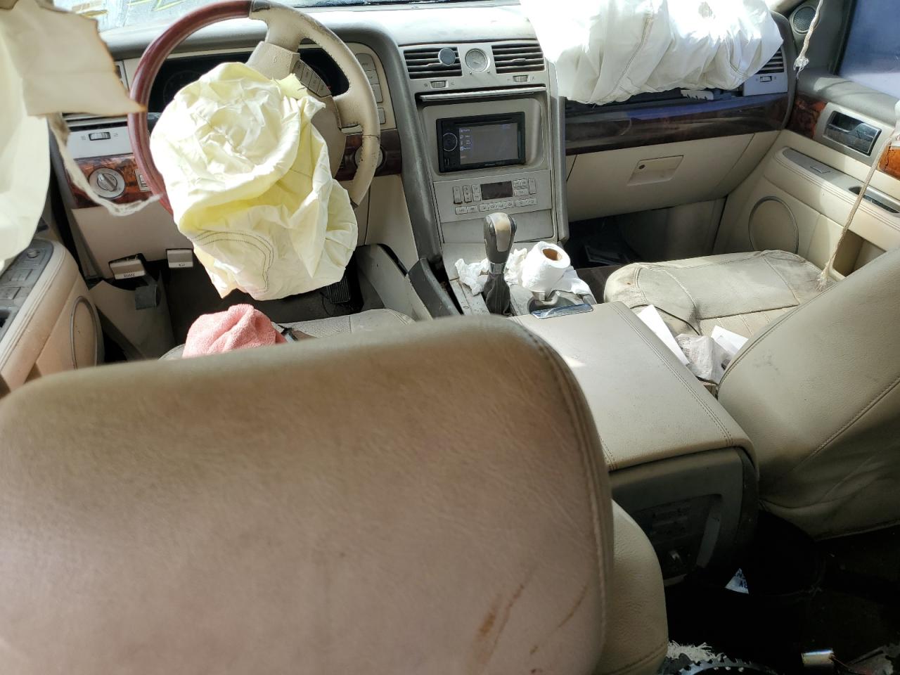 LINCOLN NAVIGATOR 2004 — 9