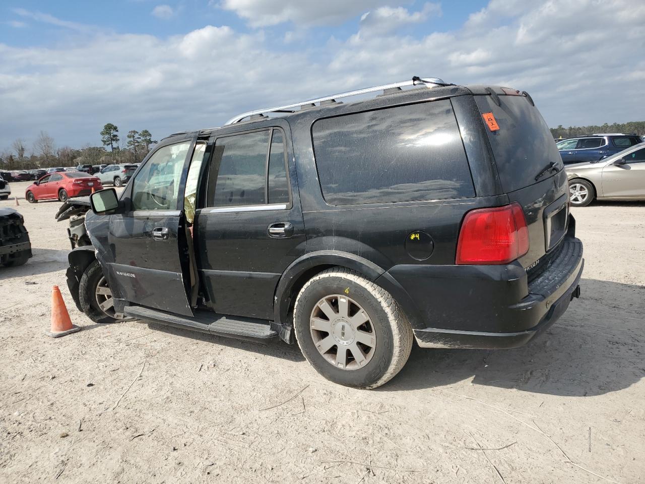 LINCOLN NAVIGATOR 2004 — 3