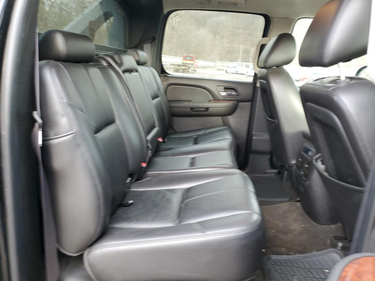 CHEVROLET AVALANCHE 2011 — 11