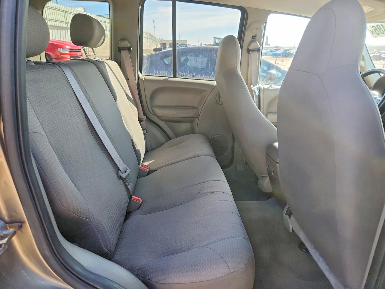 JEEP LIBERTY 2004 — 12