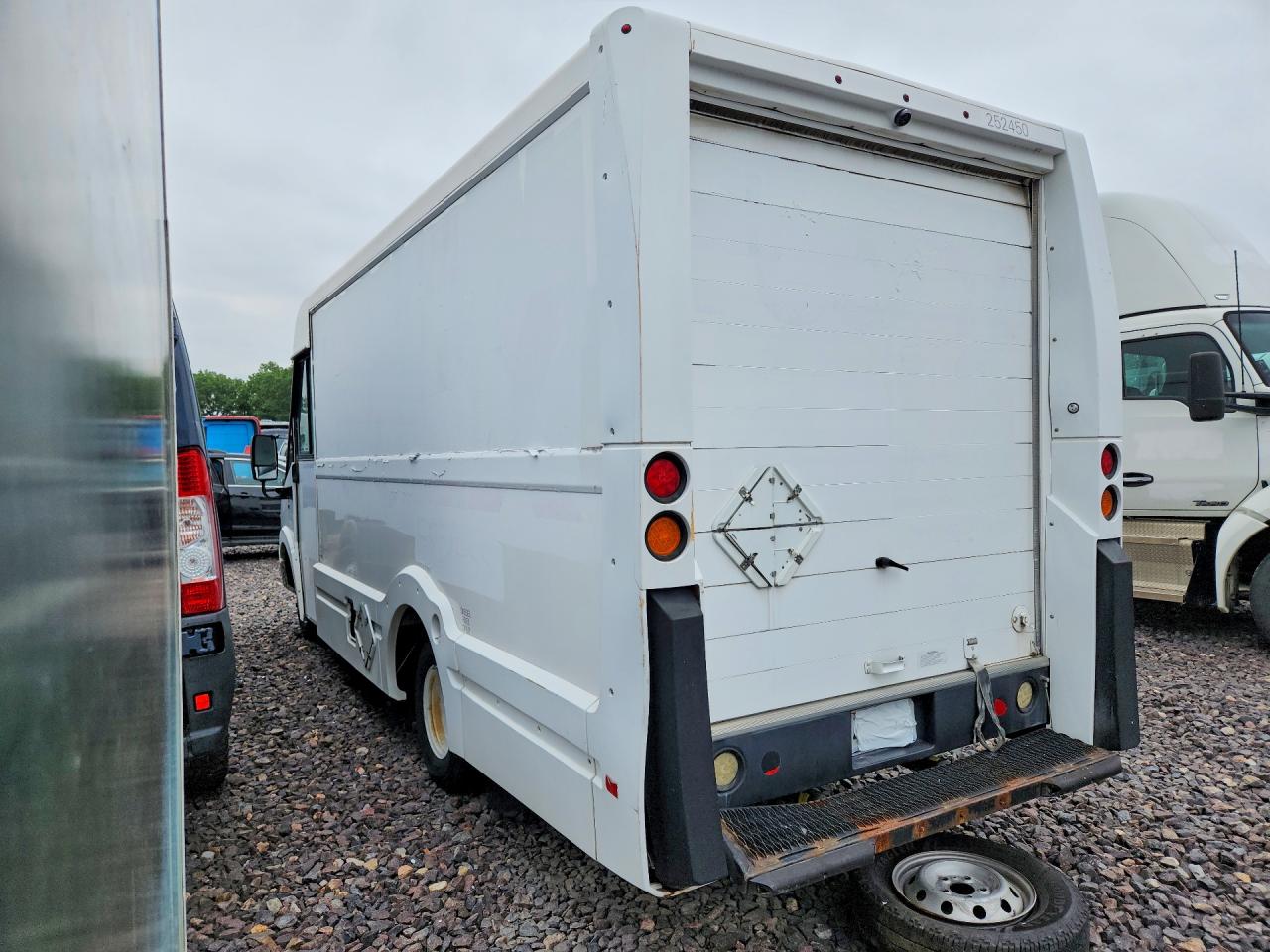 ISUZU NPR 2013 — 3
