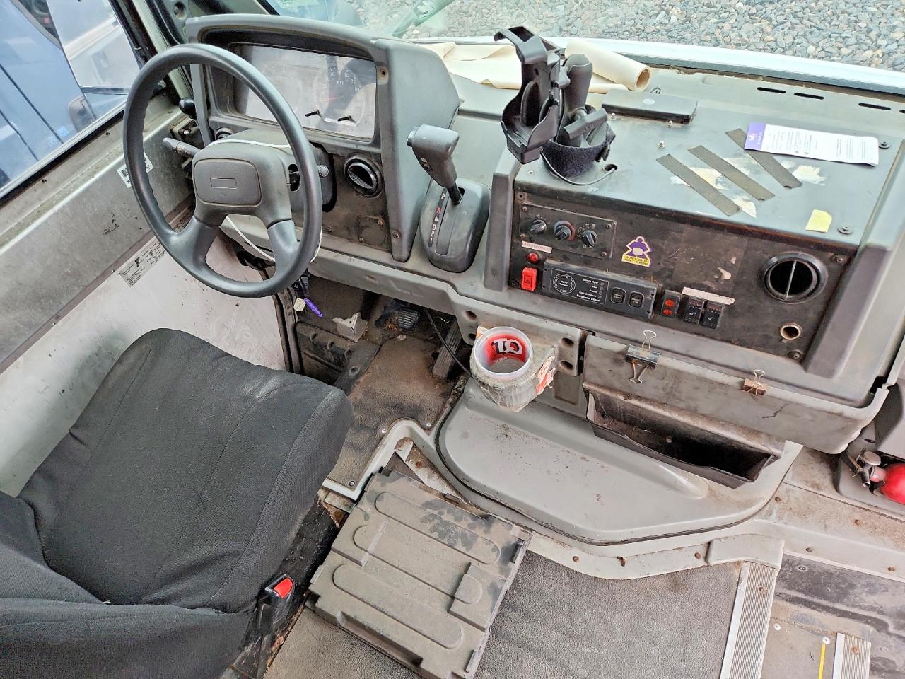 ISUZU NPR 2013 — 9