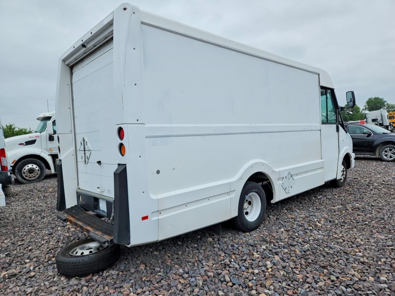 ISUZU NPR 2013 — 4