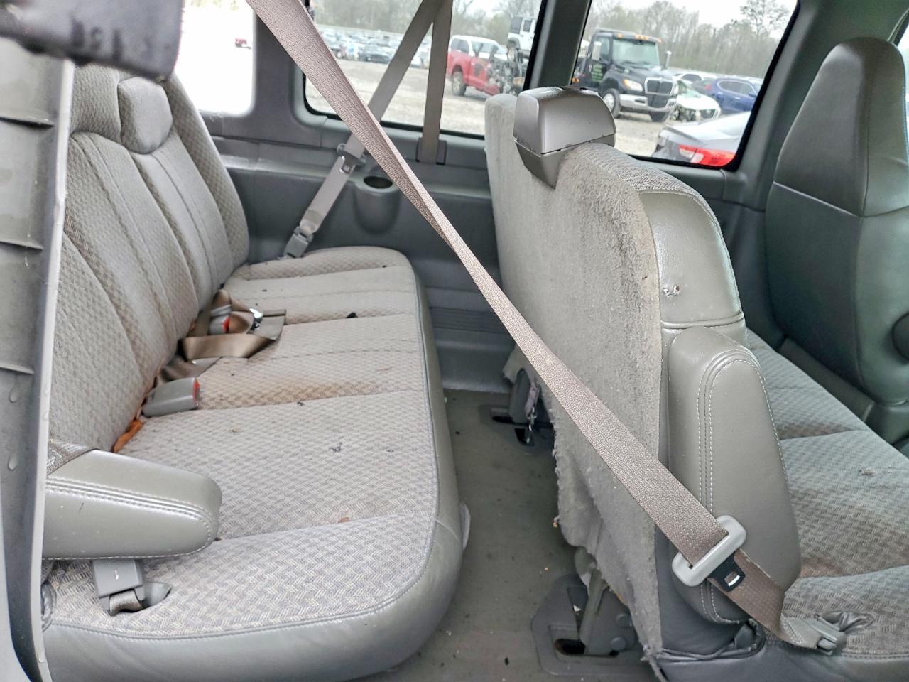 CHEVROLET EXPRESS G3500 2004 — 12