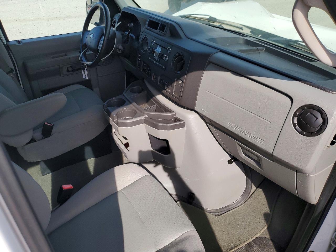 FORD ECONOLINE 2010 — 9