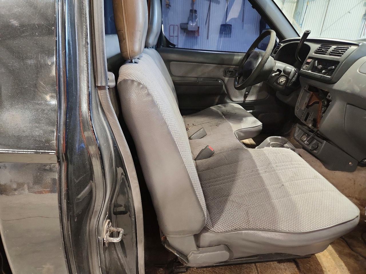 NISSAN FRONTIER 2000 — 11