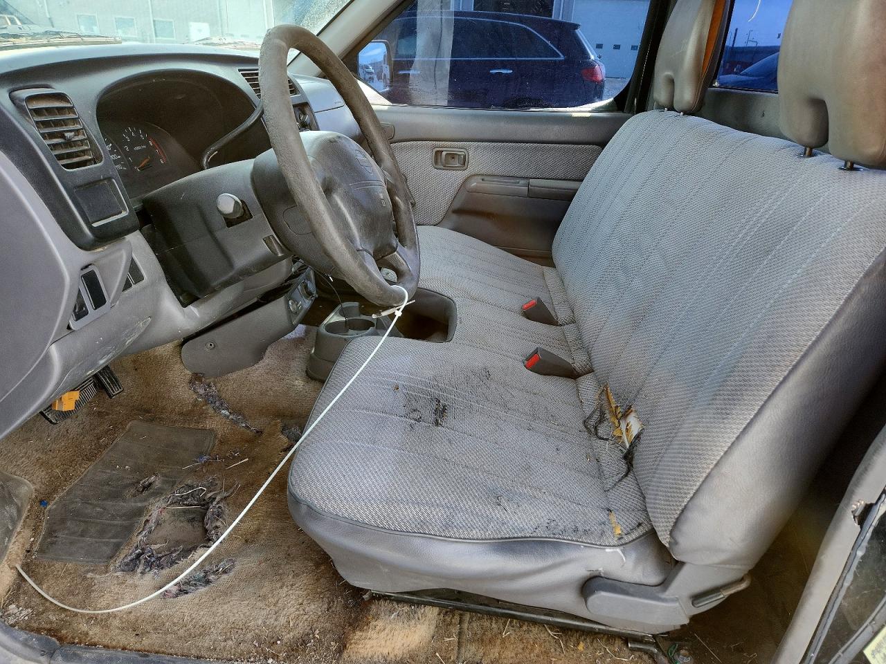 NISSAN FRONTIER 2000 — 8