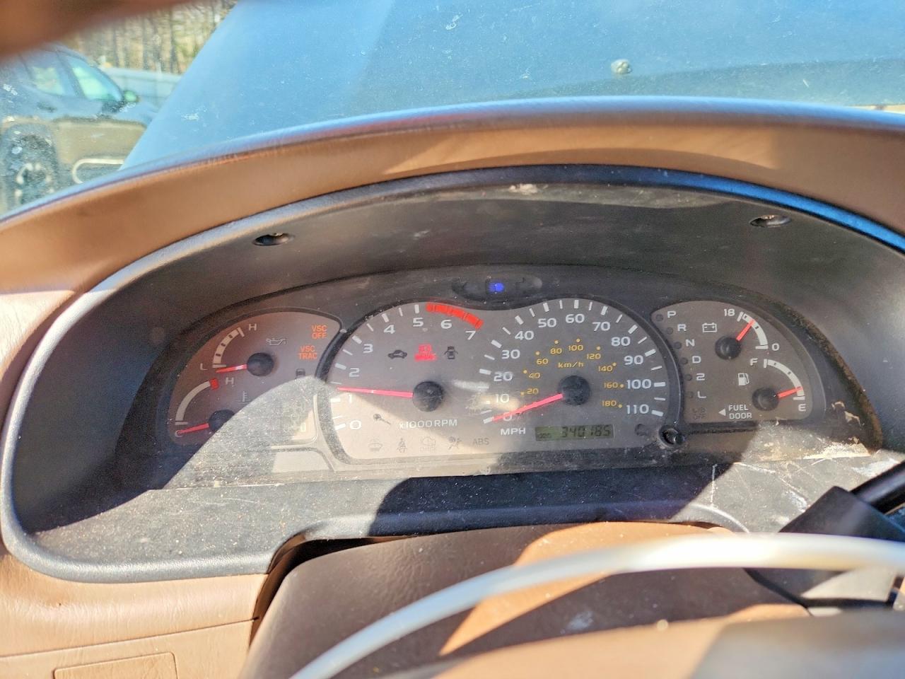 TOYOTA SEQUOIA 2002 — 10