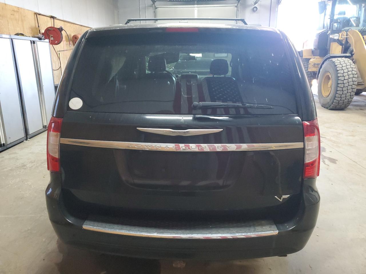 CHRYSLER TOWN & COUNTRY 2013 — 7
