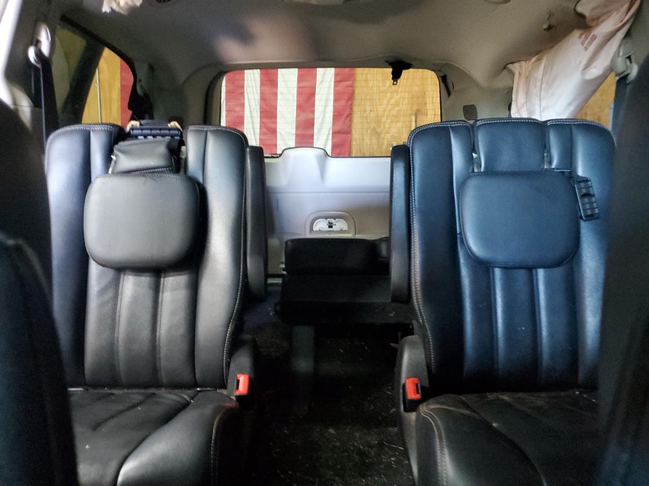 CHRYSLER TOWN & COUNTRY 2013 — 11