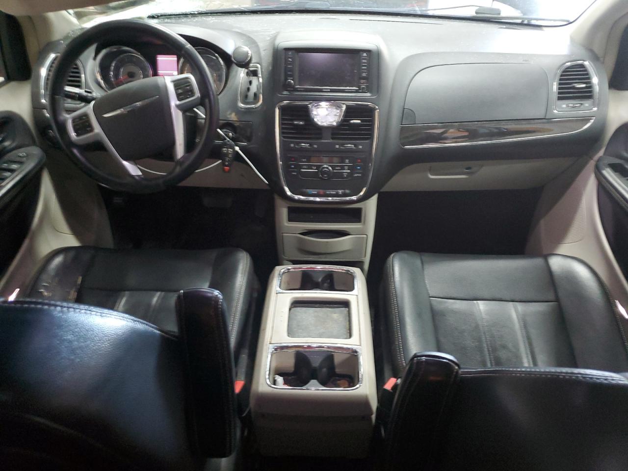 CHRYSLER TOWN & COUNTRY 2013 — 9