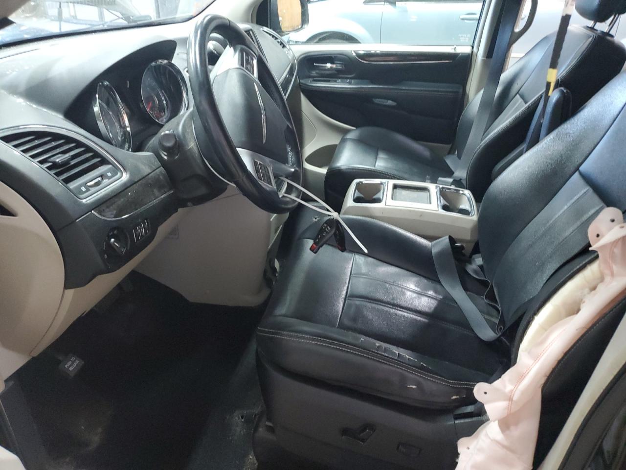 CHRYSLER TOWN & COUNTRY 2013 — 8