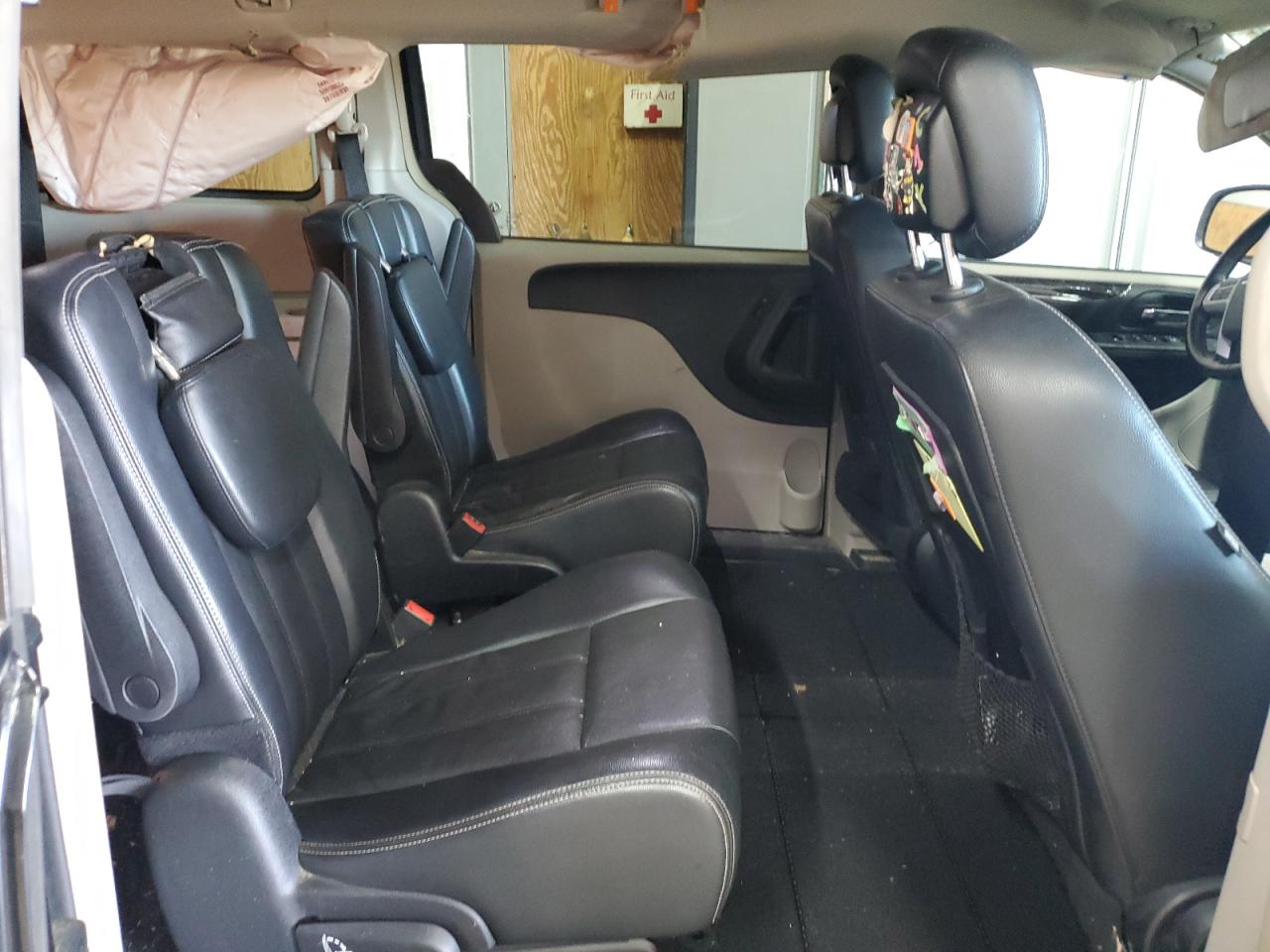 CHRYSLER TOWN & COUNTRY 2013 — 12