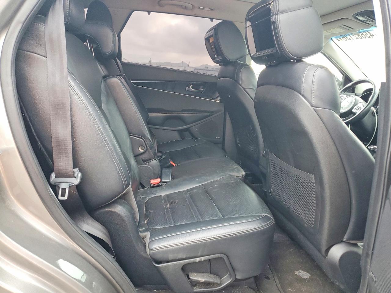 KIA SORENTO 2016 — 12