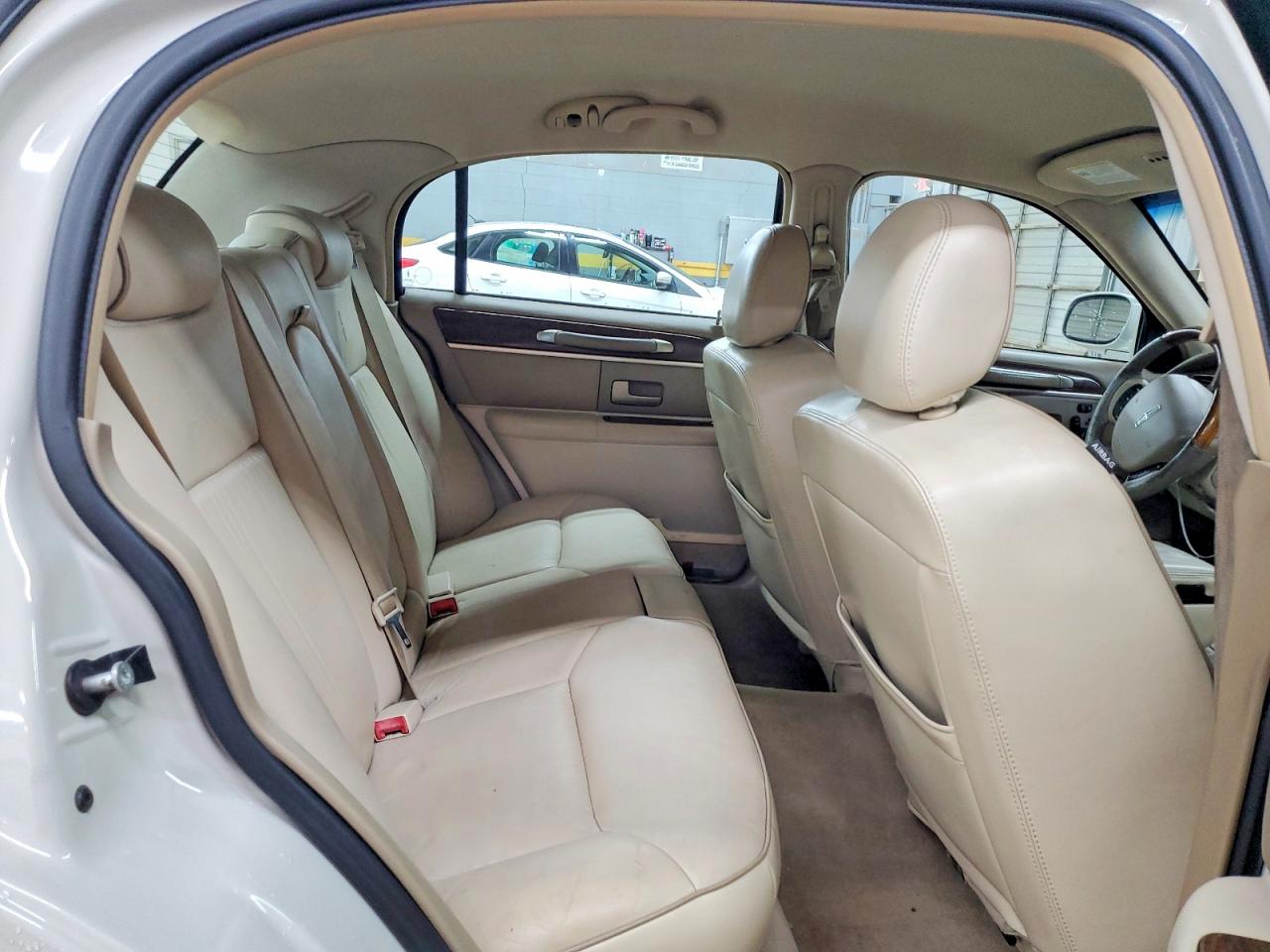 LINCOLN TOWN CAR 2007 — 11