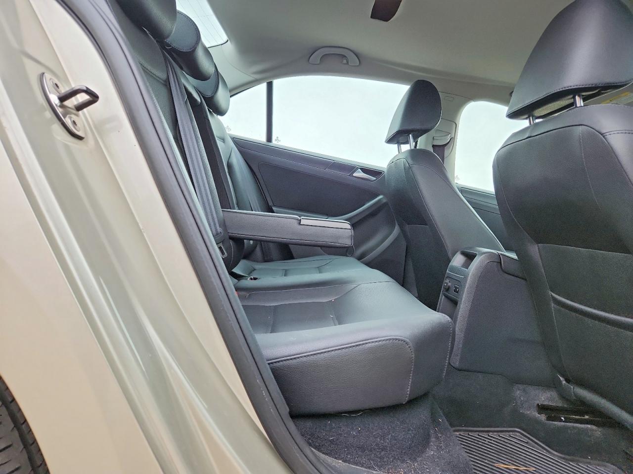 VOLKSWAGEN JETTA 2012 — 11