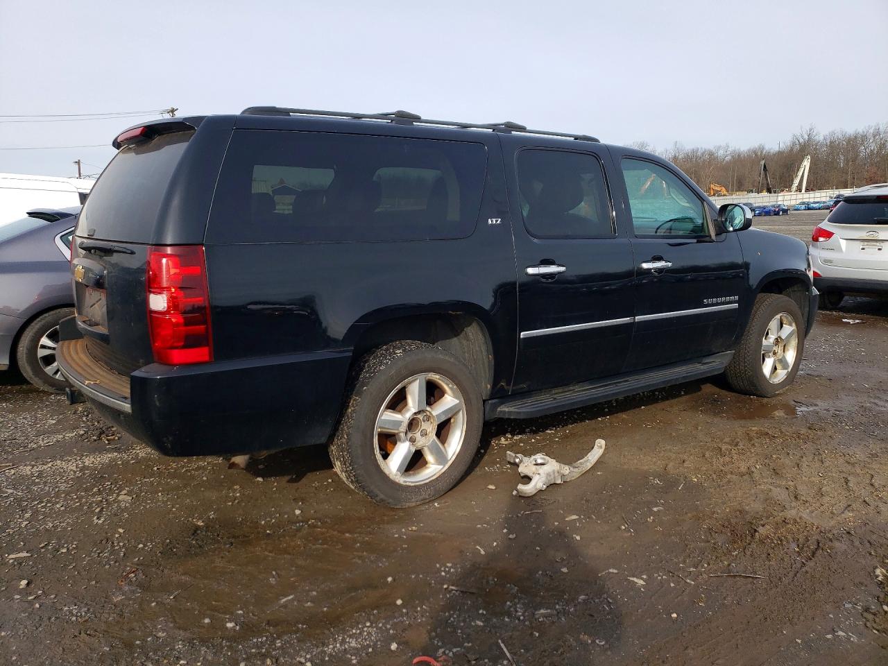 CHEVROLET SUBURBAN 2013 — 4