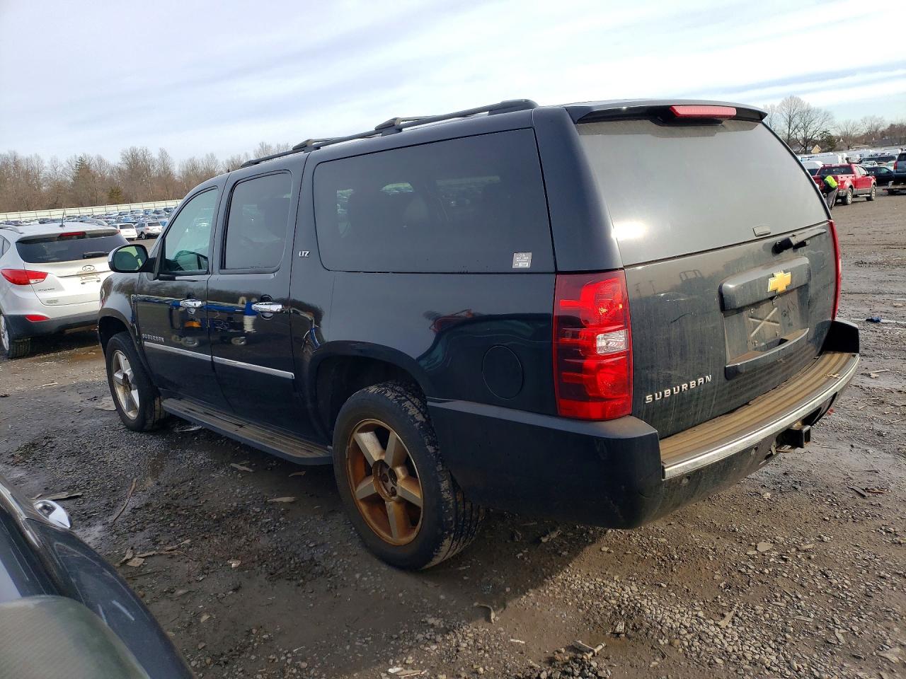 CHEVROLET SUBURBAN 2013 — 3