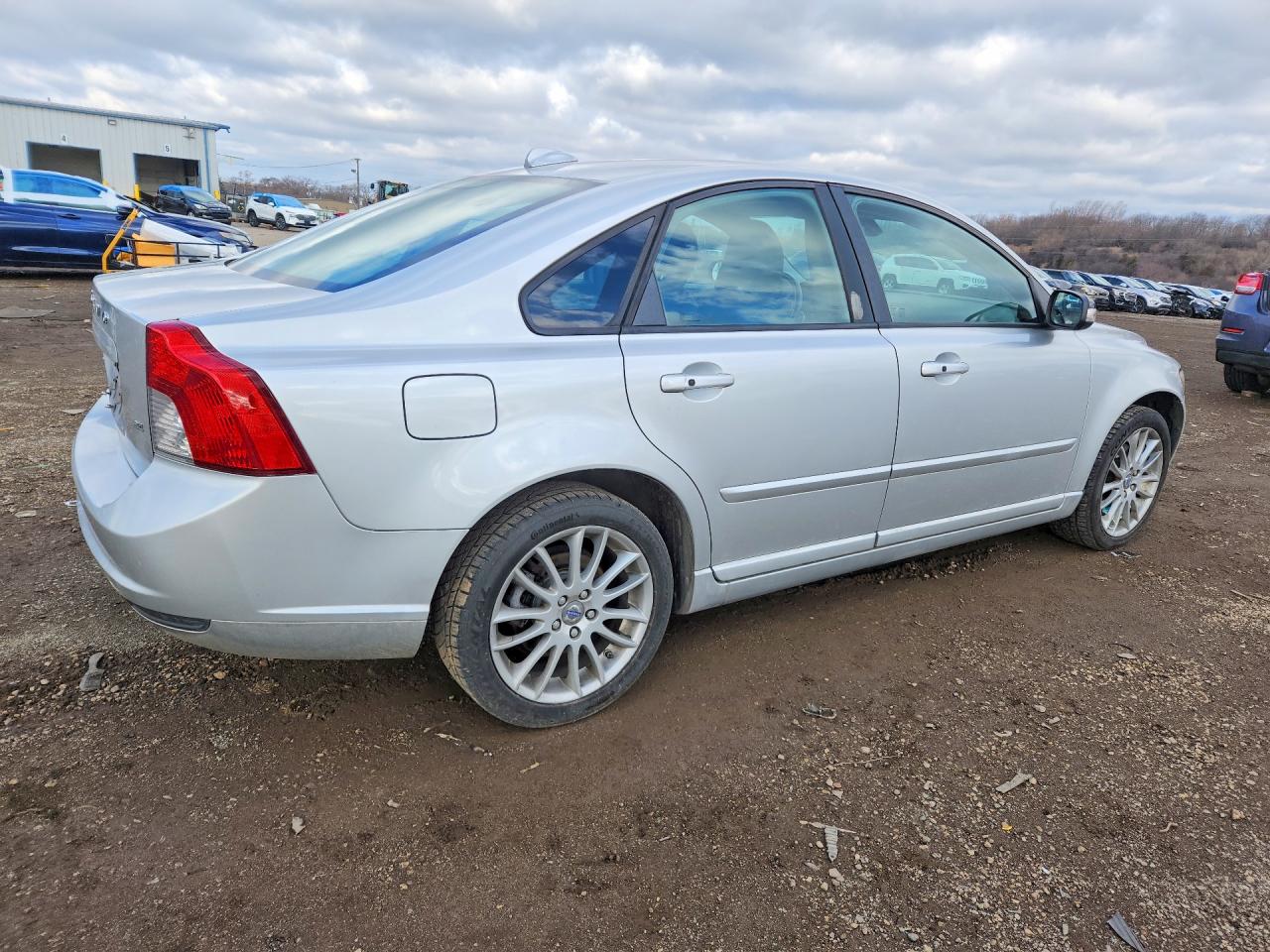 VOLVO S40 2010 — 4