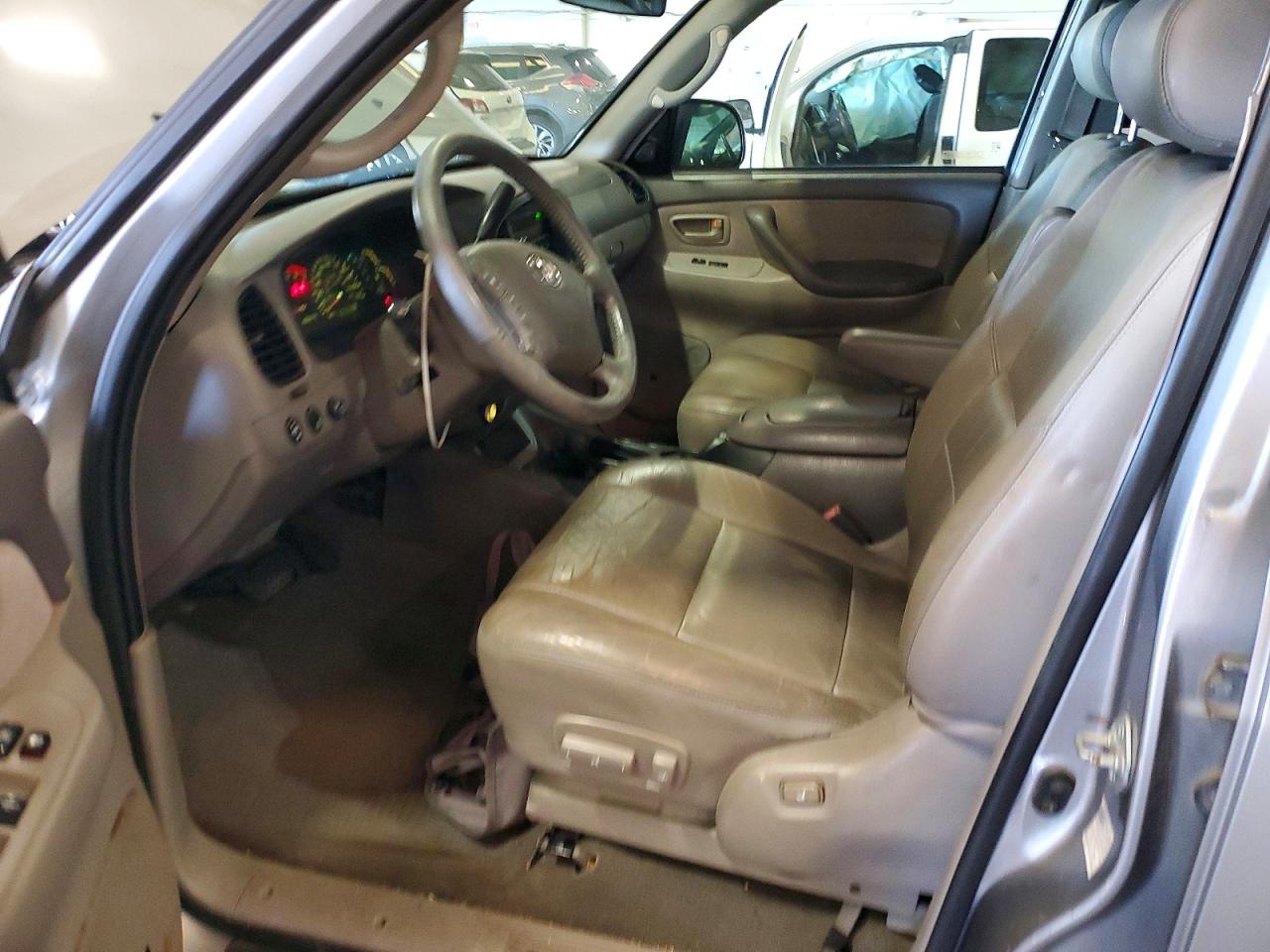 TOYOTA SEQUOIA 2003 — 8