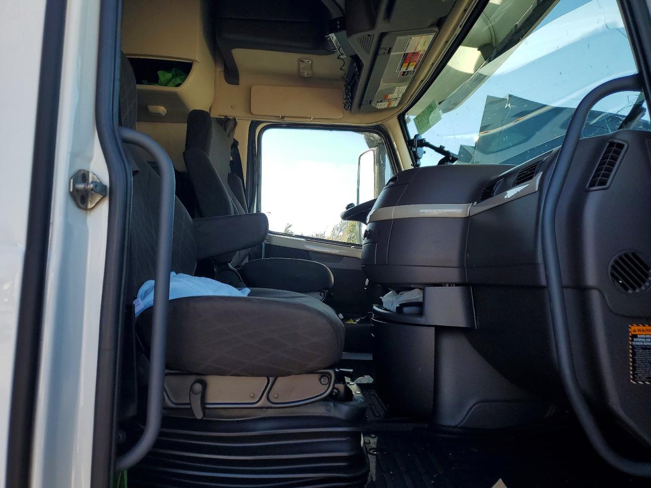 VOLVO VNL 2017 — 6