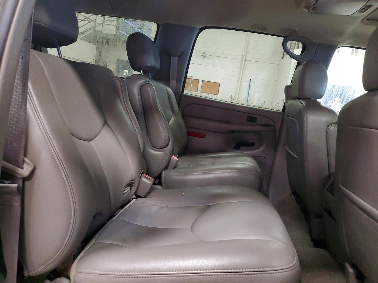 CHEVROLET SUBURBAN 2006 — 12