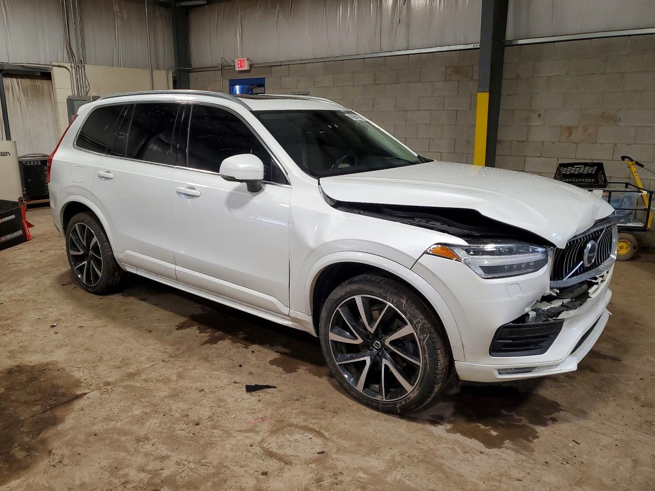 2022 VOLVO XC90 T6 MOMENTUM