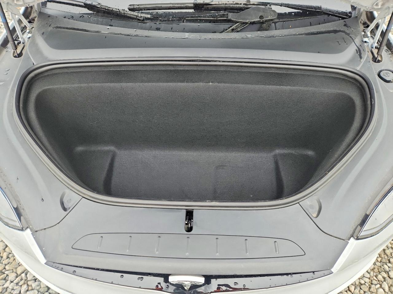 TESLA MODEL X 2023 — 12