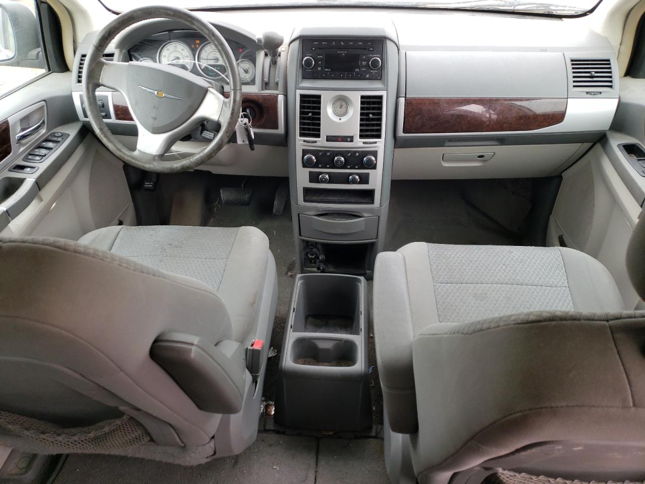 CHRYSLER TOWN & COUNTRY 2010 — 9
