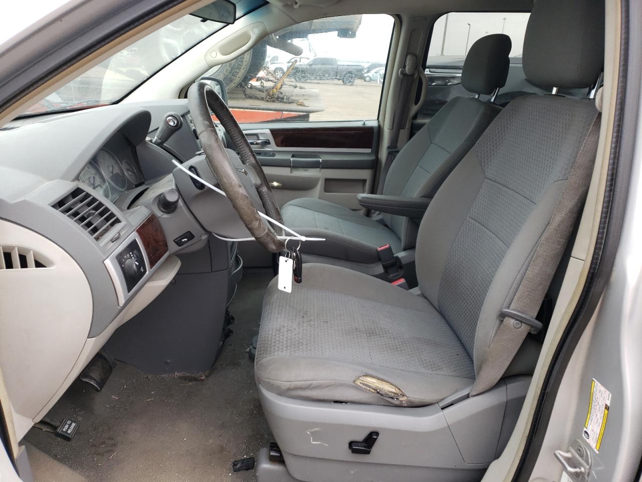 CHRYSLER TOWN & COUNTRY 2010 — 8