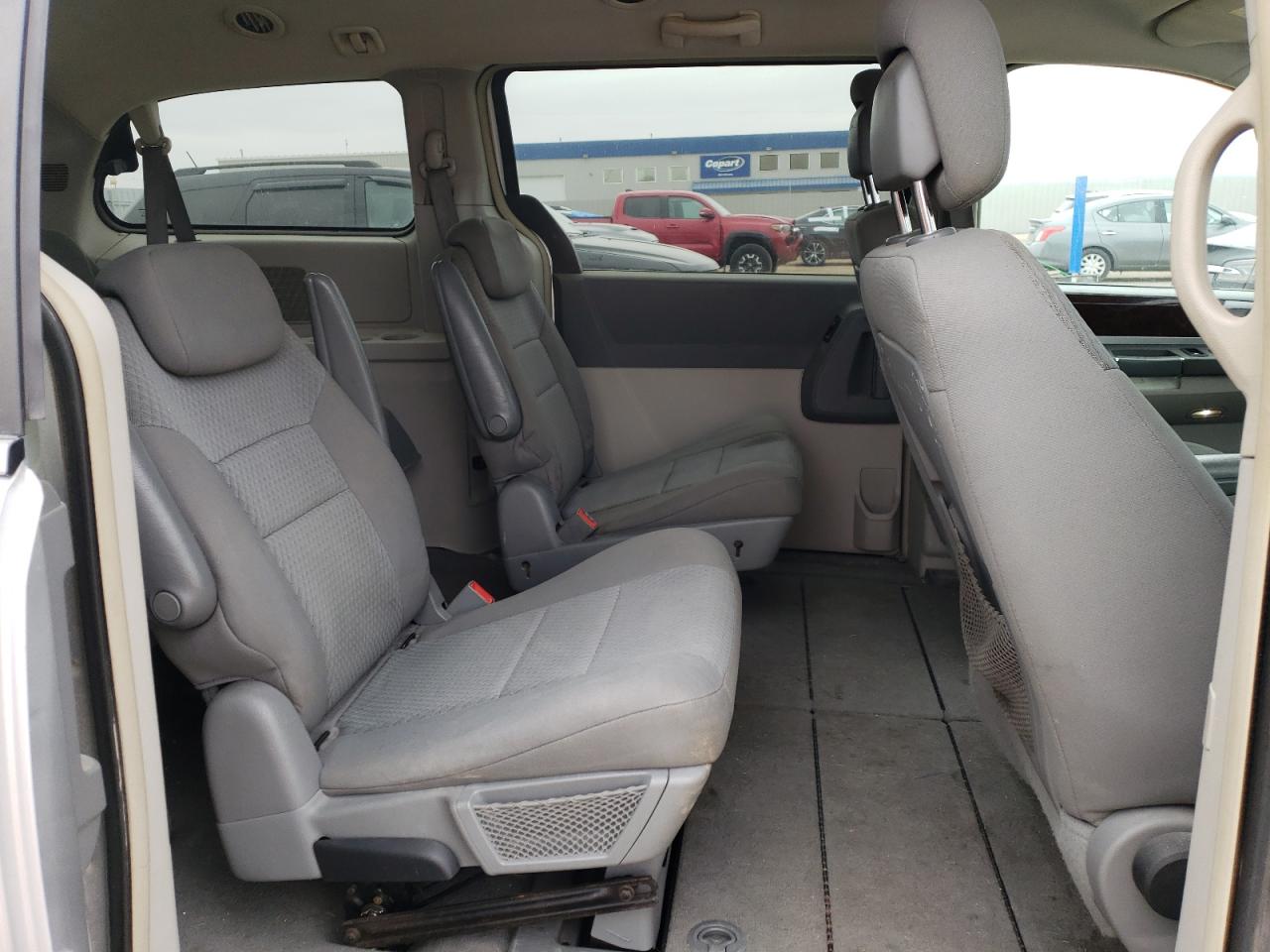 CHRYSLER TOWN & COUNTRY 2010 — 12