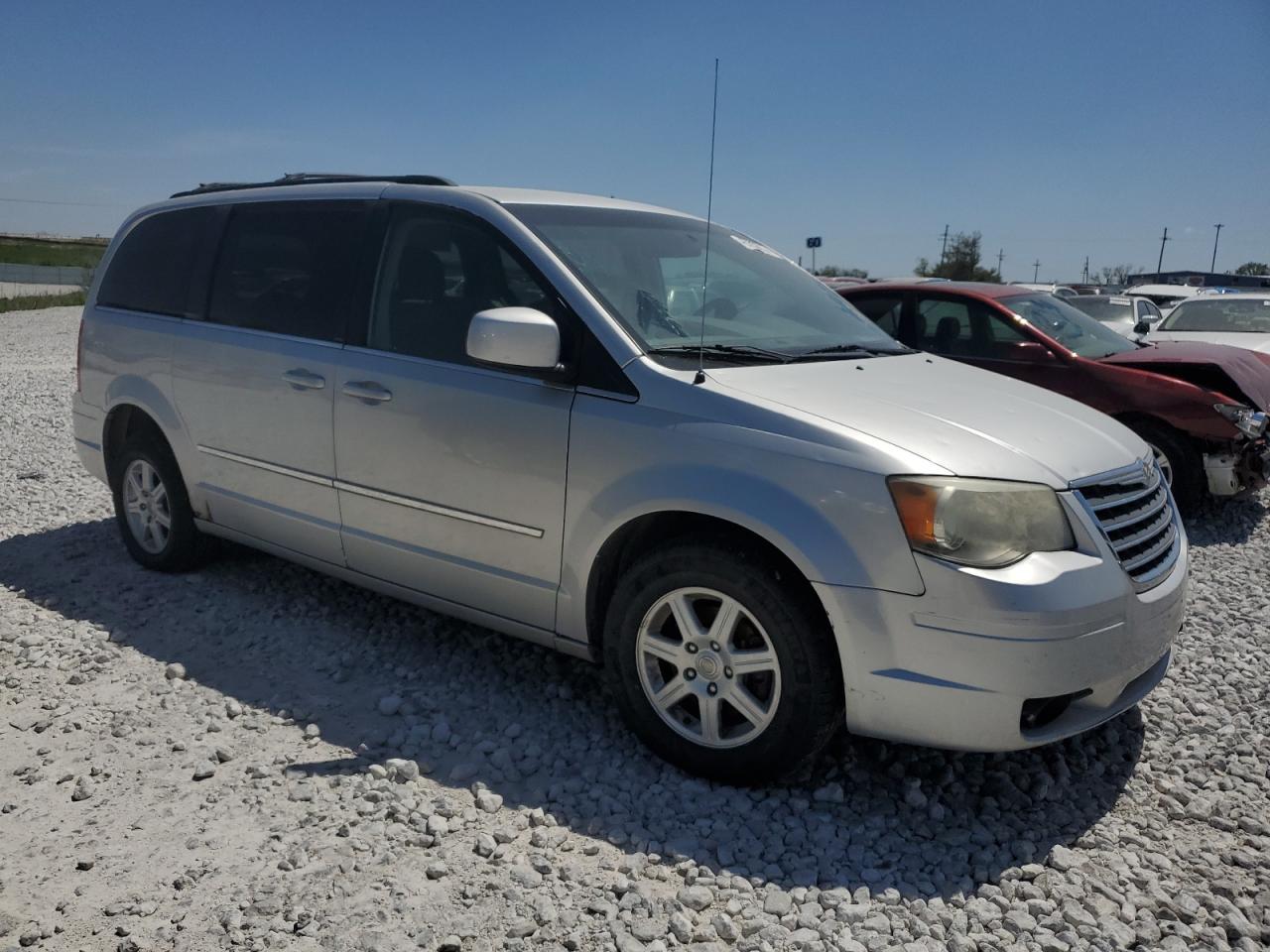 CHRYSLER TOWN & COUNTRY 2010 — 5