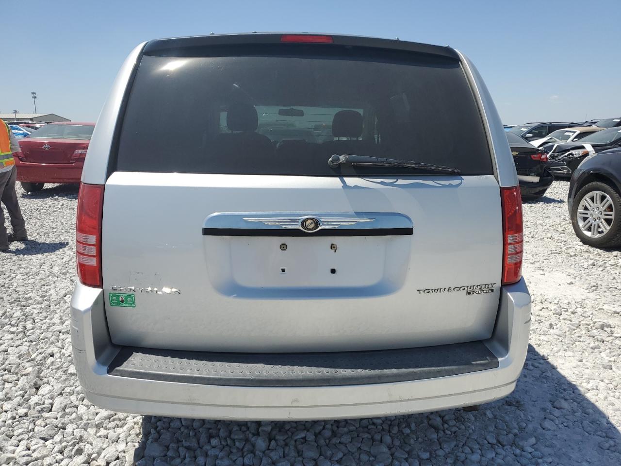CHRYSLER TOWN & COUNTRY 2010 — 7