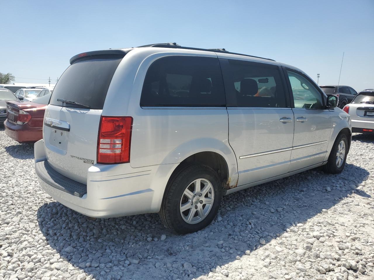 CHRYSLER TOWN & COUNTRY 2010 — 4