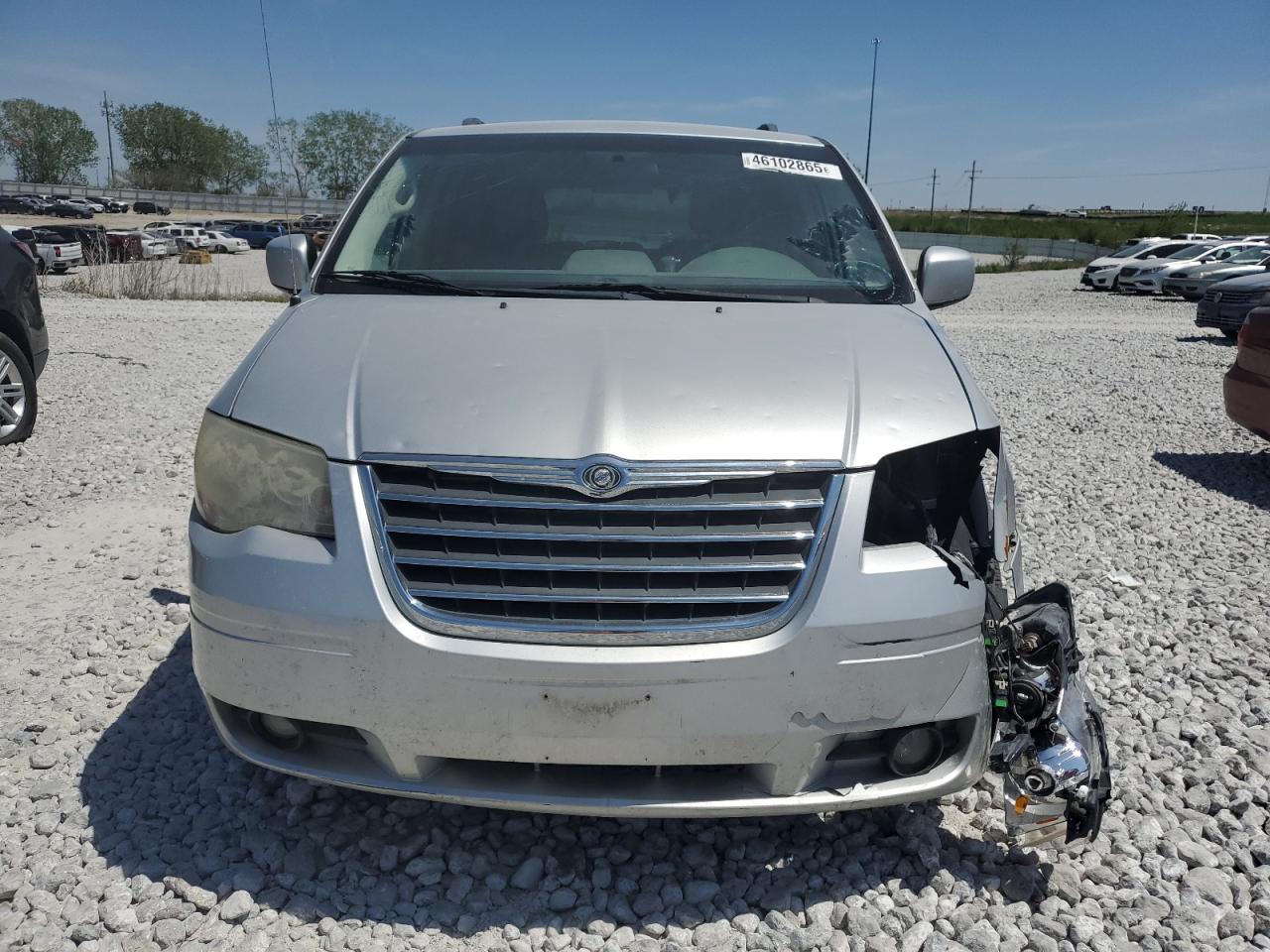 CHRYSLER TOWN & COUNTRY 2010 — 6