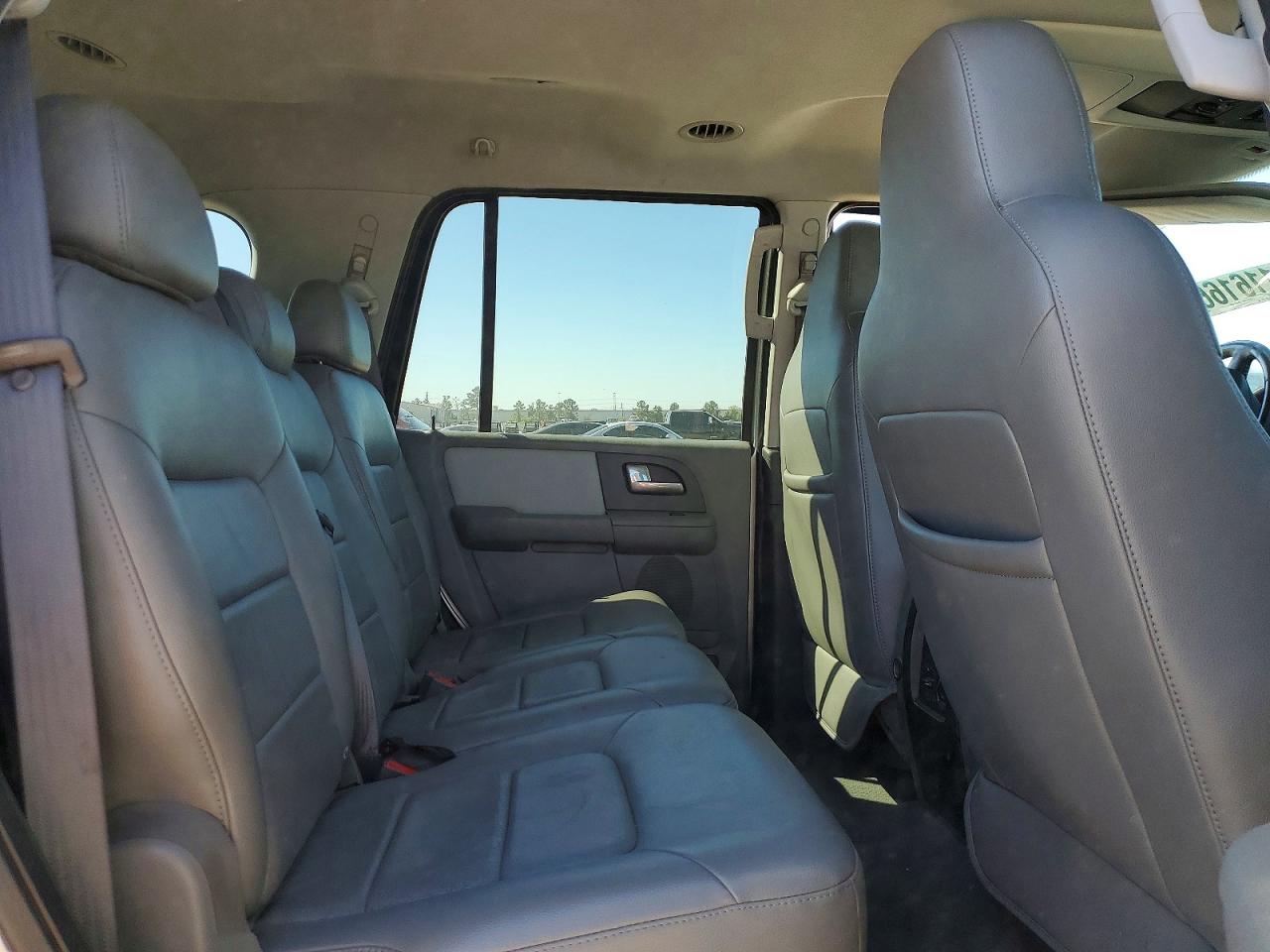 FORD EXPEDITION 2004 — 12