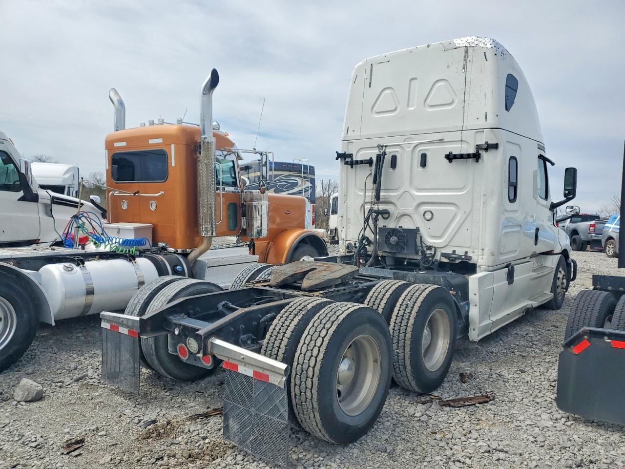 2020 FREIGHTLINER CASCADIA 126