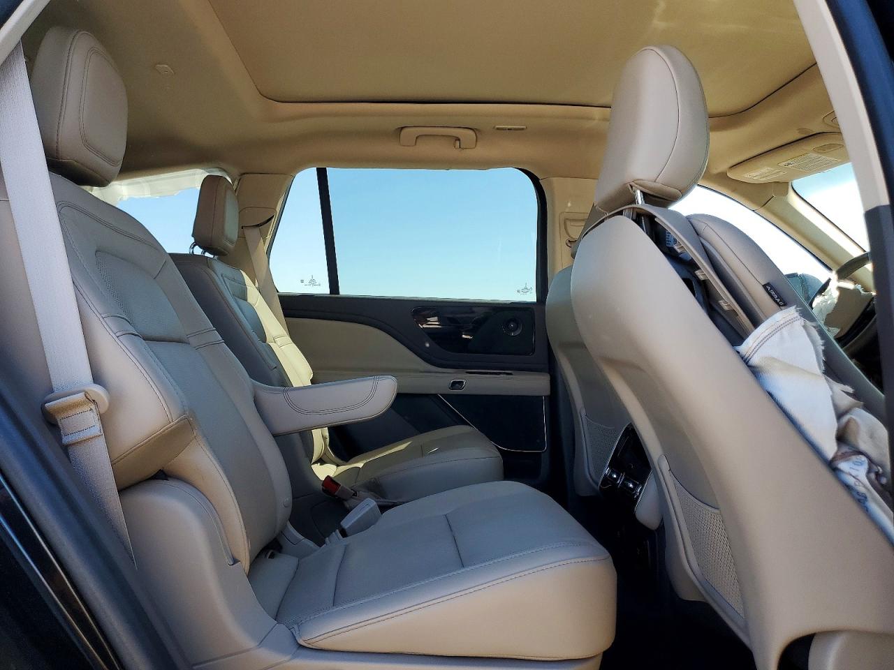 LINCOLN AVIATOR 2023 — 12