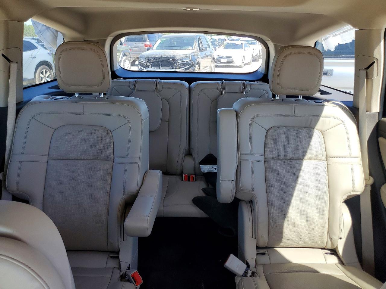 LINCOLN AVIATOR 2023 — 11