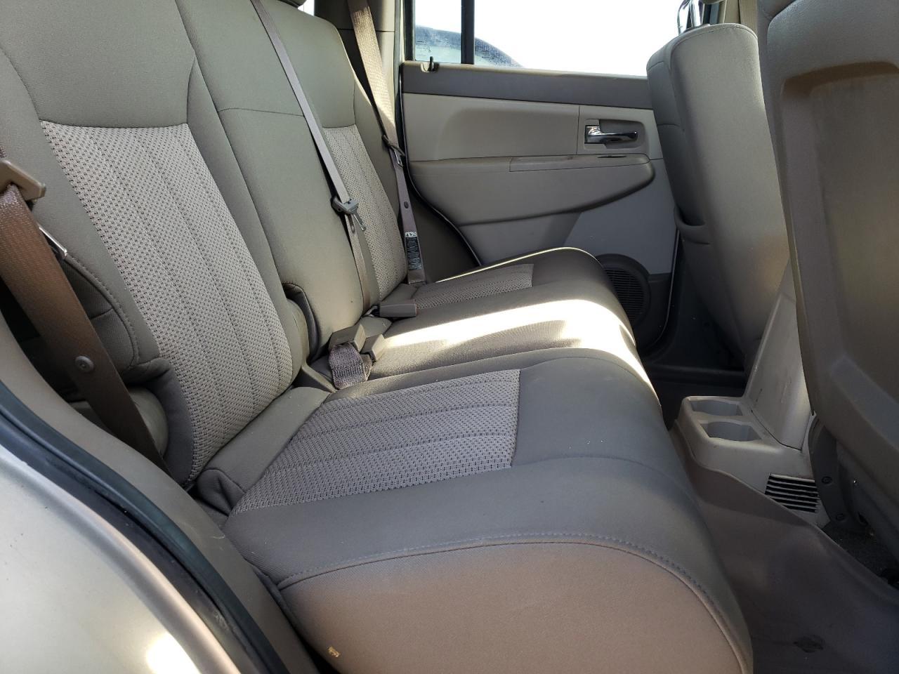 JEEP LIBERTY 2010 — 11