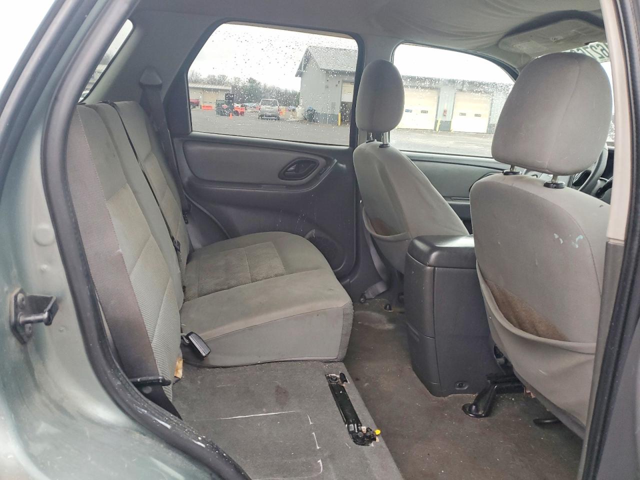 FORD ESCAPE 2005 — 12
