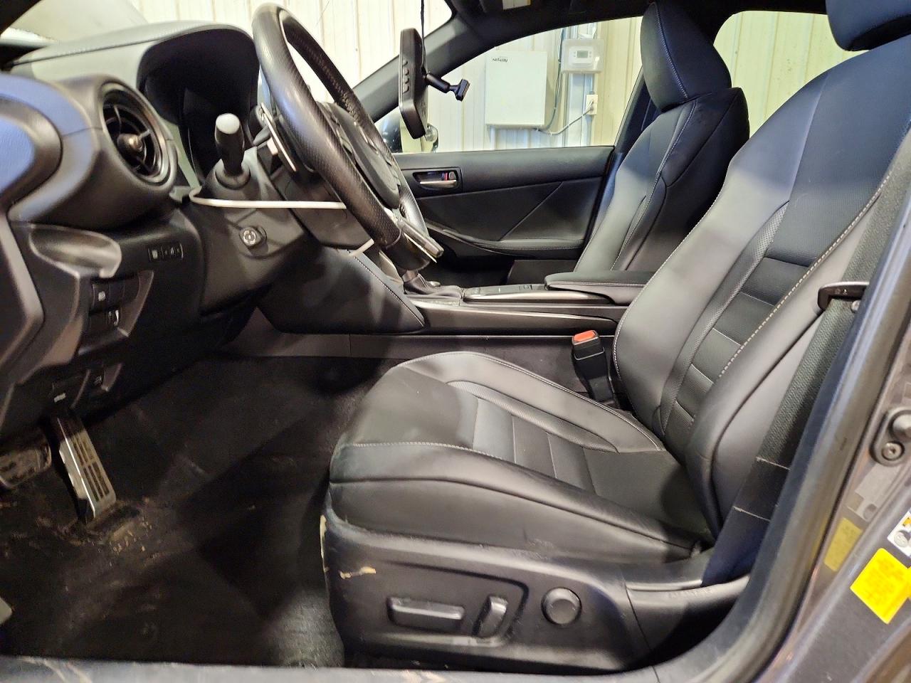 LEXUS IS 350 2023 — 8