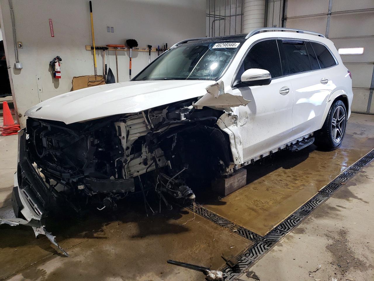 MERCEDES-BENZ GLS 2023 — 2