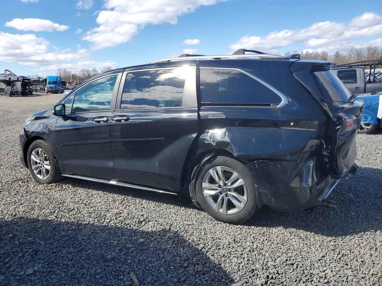 TOYOTA SIENNA 2022 — 3