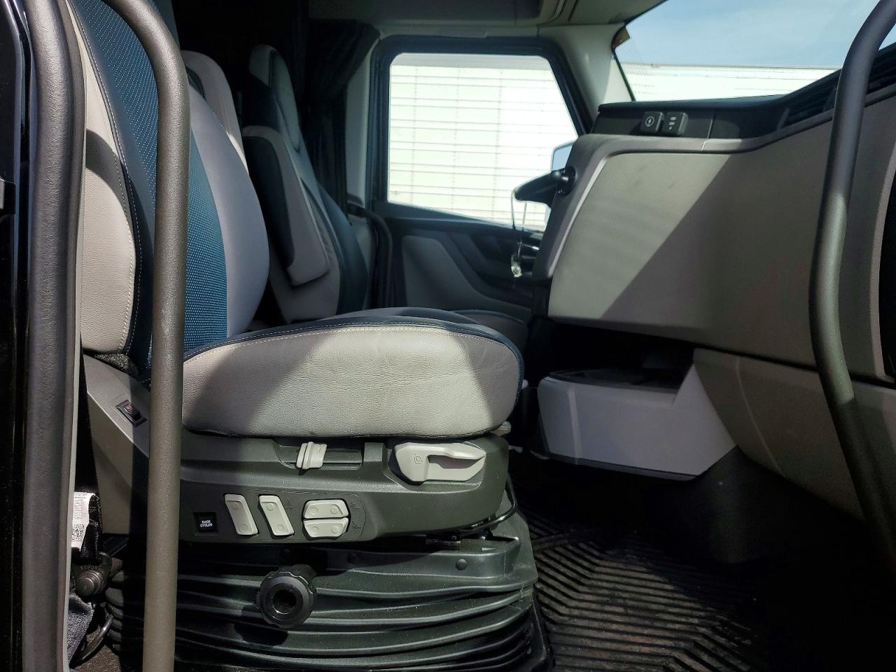 VOLVO VNL 2025 — 6