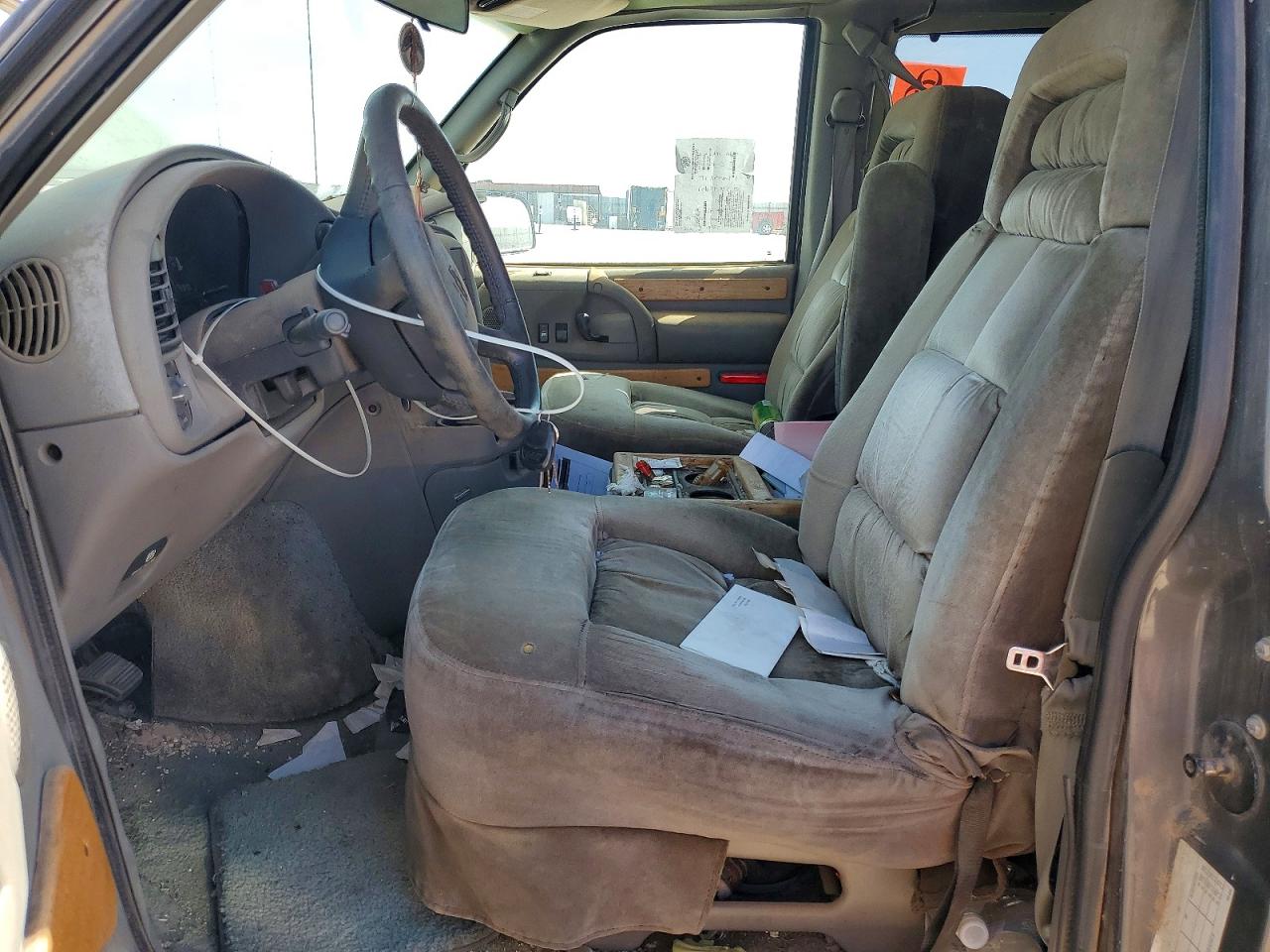 CHEVROLET ASTRO 2000 — 8