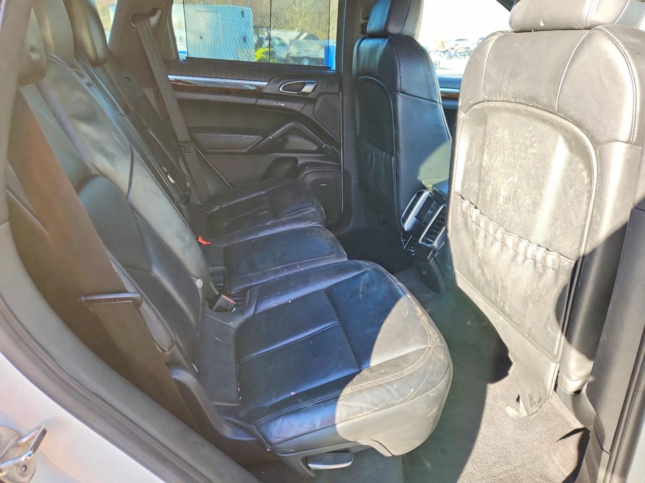 PORSCHE CAYENNE 2012 — 12
