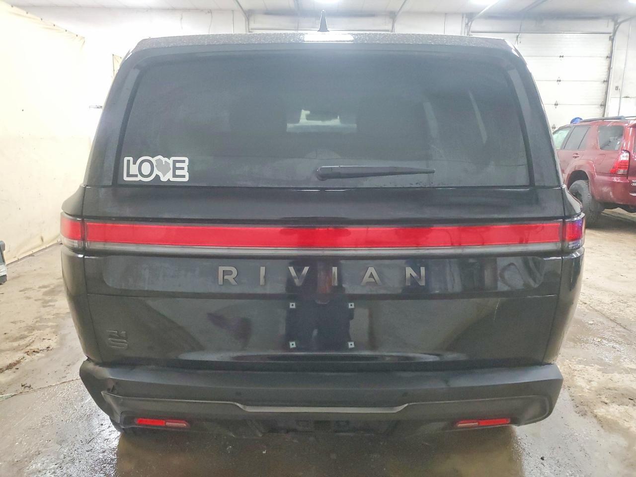 RIVIAN R1S 2025 — 7